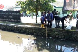 Waspada banjir, Pemko Banjarmasin bersihkan Sungai Veteran