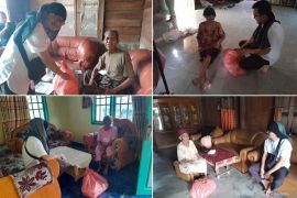 Pemerintah Bangka Tengah bagikan paket sembako gratis kepada warga sasaran