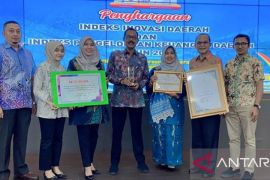 Disdukcapil Solok raih penghargaan kompetisi pelayanan tingkat Sumbar