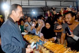 Jelang pergantian tahun, Presiden Jokowi beli temulawak dan jajanan di Surakarta