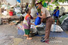 Taruna Akpol blusukan di Bogor bagikan bantuan untuk warga
