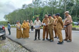Penyelesaian pintu gerbang jalan Nan Sarunai Tabalong molor