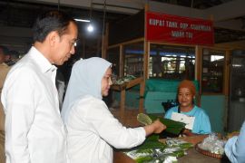Presiden Jokowi beserta Ibu Negara beli tempe dan sayur di pasar Purworejo