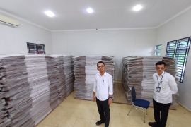 KPU Bintan libatkan 40 warga lipat surat suara Pemilu 2024