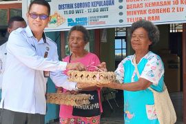 Kota Sorong salurkan 200 paket sembako kendalikan inflasi