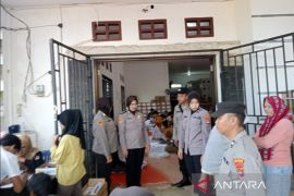 Polwan Bangka Selatan awasi proses pelipatan surat suara