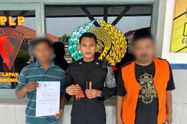 Petugas tangkap pengunjung selundupkan senjata tajam ke Lapas Lamongan