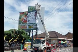 Bawaslu Bangka Selatan tertibkan APK langgar aturan