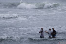 Waspada gelombang hingga 5 meter di perairan selatan Bali