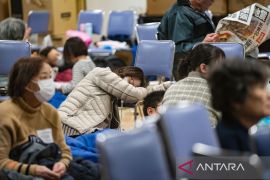 Tim penyelamat berpacu dengan waktu cari korban selamat gempa Jepang