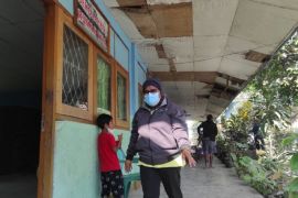 Terdampak abu vulkanik erupsi Gunung Lewotobi, warga Ende diimbau pakai masker
