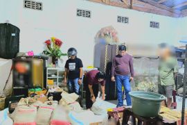 Polisi sita ratusan liter minuman beralkohol di Kota Gorontalo