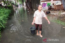 Enam ruas jalan di Jaksel tergenang usai hujan deras dan sedang