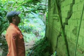 520 KK warga Purwakarta mengungsi akibat longsor