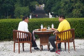 Presiden Jokowi olahraga dan sarapan dengan Airlangga Hartarto
