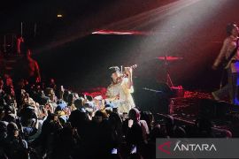 Konser perdana di Jakarta, LUCY tampil spektakuler hingga biola putus
