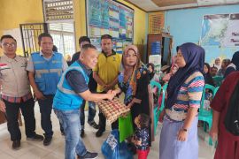 Cegah stunting, PLN Padang serahkan paket ke Lurah Bungus