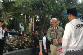 Ganjar-Mahfud kenakan jaket bomber hijau ala "Top Gun"