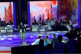 Jeda iklan, Grace-Isyana hampiri moderator debat