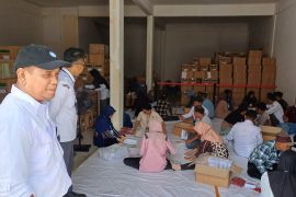 KPU Tanjungpinang mulai melipat sekitar 800 ribu surat suara Pemilu 2024