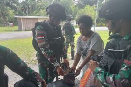 Yonif 122/TS bagi bibit jagung kepada warga di Kampung Ampas Papua