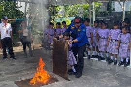 Dinas Damkar Denpasar latih siswa TK cara cegah kebakaran