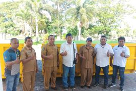 Milik kepedulian lingkungan, PT Pertamina bantu dua kontainer sampah kepada warga Halmahera Utara