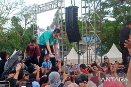 Cawapres Gibran bagi-bagi susu dan gantungan kunci