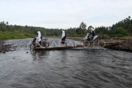 Warga Padang Galo butuh jembatan Page 1 Small