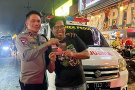 Wakapolda Jatim beri bantuan satu mobil ambulans untuk Bonek Rescue