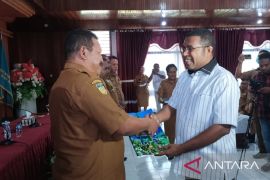 Bupati Biak Numfor serahkan DPA 2024 kepada 50 OPD