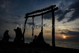 Matahari terbenam akhir tahun 2023 di Lombok Page 3 Small
