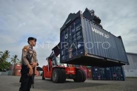 Kedatangan logistik Pemilu di Padang Page 1 Small