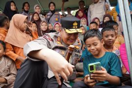 Kapolda Riau sambangi korban terdampak banjir di Rokan Hulu
