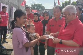 PDI Perjuangan Mataram gelar baksos berbagi ratusan telur dan vitamin