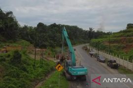 Polres dan Pemkab Asahan Bersihkan saluran air penyebab macet di Jalinsum Pulo Maria