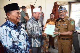 Pemkab Kuningan serahkan 703 sertifikat hak tanah program PTSL