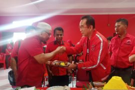 DPC PDI Perjuangan Belitung potong tumpeng peringati HUT ke-51