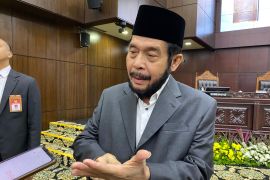 Kemarin, Anwar Usman hakim bolos hingga sekda Jatim diperiksa KPK