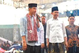 Di tengah guyuran hujan, Gibran sapa warga Jember saat bershalawat