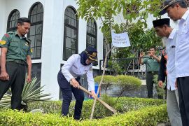 Daop 7 Madiun tanam ratusan bibit guna dukung Gerakan Satu Juta Pohon