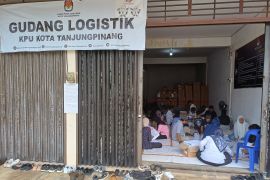 KPU Kota Tanjungpinang tambah personel lipat surat suara