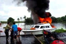 Kapal cepat terbakar saat angkut 14 petugas puskesmas di Tapin