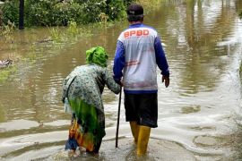Tapin BPBD quick responds flood victims in Parigi Village
