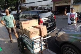 Relawan kirim beras-baju untuk korban banjir di Braga