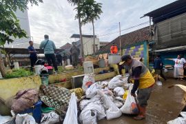 Pj Gubernur Jabar minta Pj Wali Kota Bandung segera tangani tanggul jebol Cikapundung