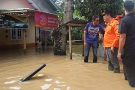 PJ Bupati Merangin tinjau lokasi banjir dan fasilitasi dapur umum pastikan kebutuhan pangan terpenuhi