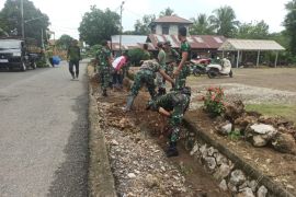 Koramil Halong tanggap bencana bersihkan saluran air