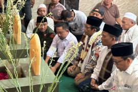 Mahfud Md ziarah ke makam Mbah Ratu Ayu
