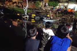 Terjatuh dari tol, trailer tercebur Sungai Tambak Asri Surabaya